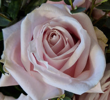 Load image into Gallery viewer, 12 MIXED ROSES
