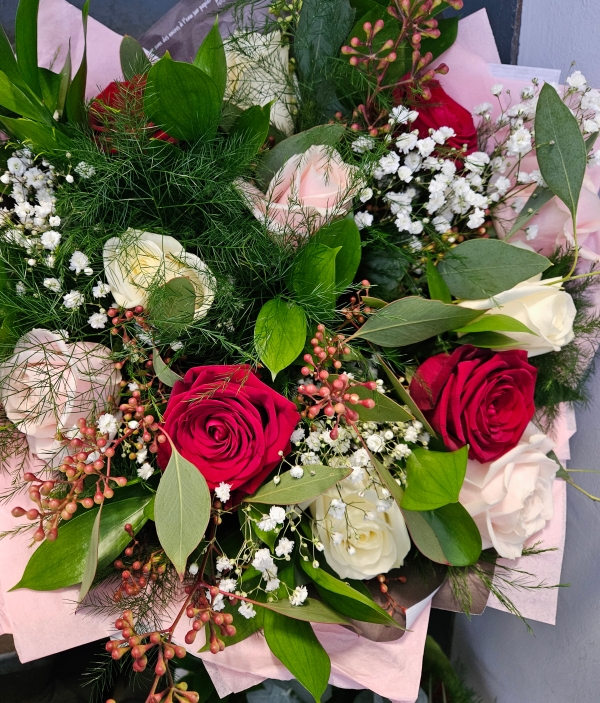 12 Mixed Rose Bouquet