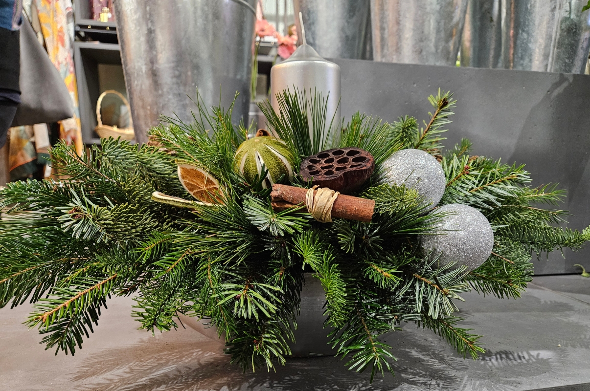 Large Oval Christmas Arrangement