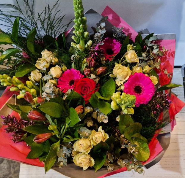 Valentine's bouquet to include 1 red rose