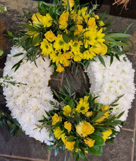 Based Wreath with Foliage Edge