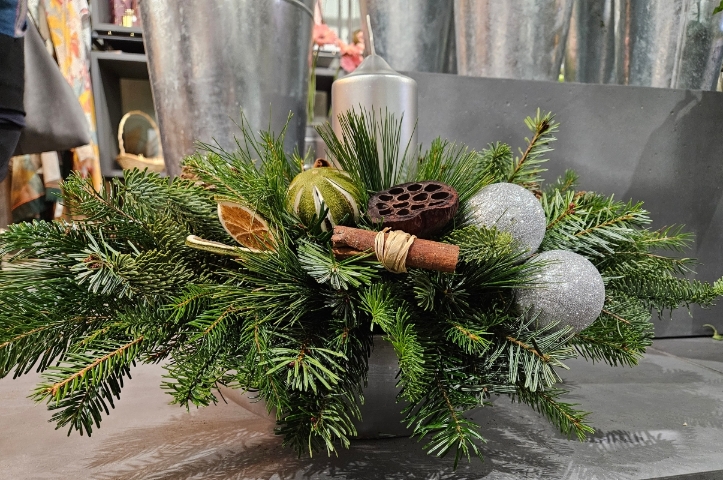 Large Oval Christmas Arrangement